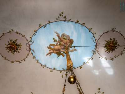 ...e con una volta affrescata con dei putti su sfondo celestiale 